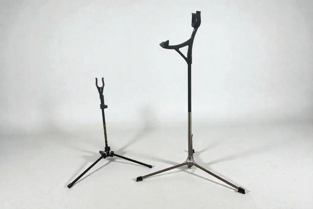 Bogenständer – sicherer Halt für Bögen 1 Bogenständer bogenschießen vor hellem hintergund