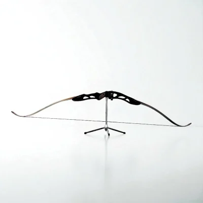 recurvebogen blank im bogenstaender auf hellem hintergrund