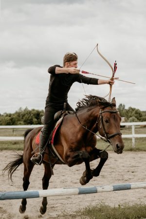 bogenschiessen-reiten-pexels-tima-miroshnichenko Bogenschießen Pferd - schießt Pfeil auf Pferd.